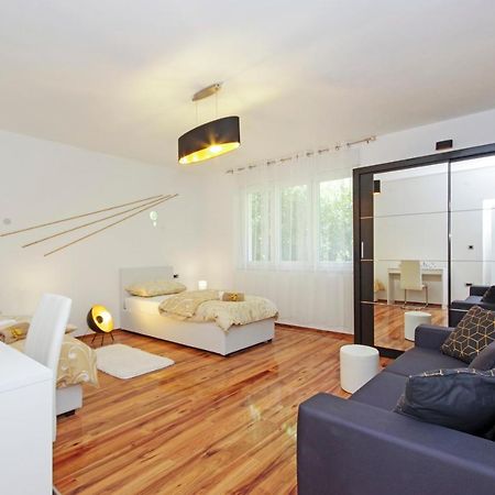 Split Symphony Veranda: Modern, New Apartment 외부 사진