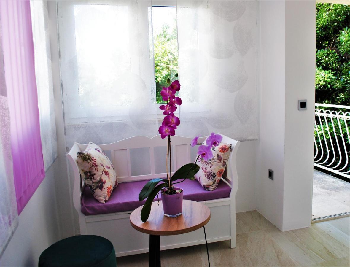 Split Symphony Veranda: Modern, New Apartment 외부 사진