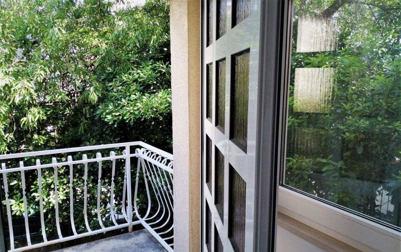 Split Symphony Veranda: Modern, New Apartment 외부 사진