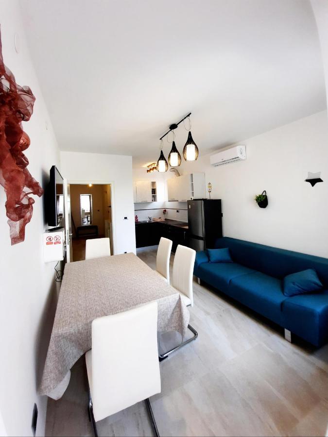 Split Symphony Veranda: Modern, New Apartment 외부 사진