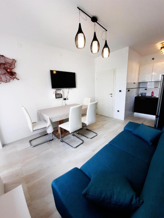 Split Symphony Veranda: Modern, New Apartment 외부 사진