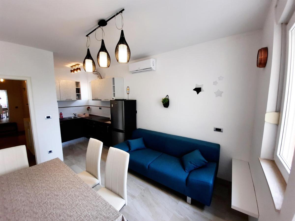 Split Symphony Veranda: Modern, New Apartment 외부 사진