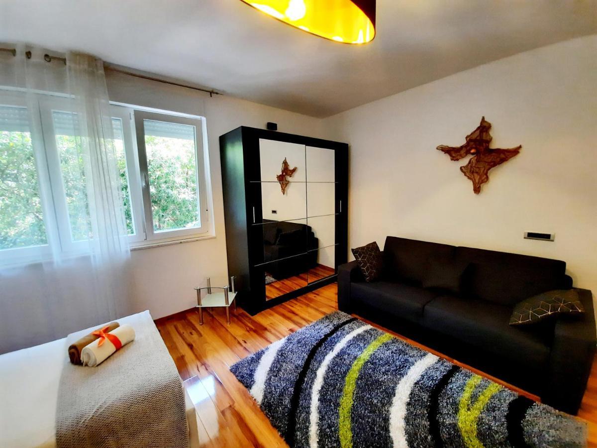 Split Symphony Veranda: Modern, New Apartment 외부 사진