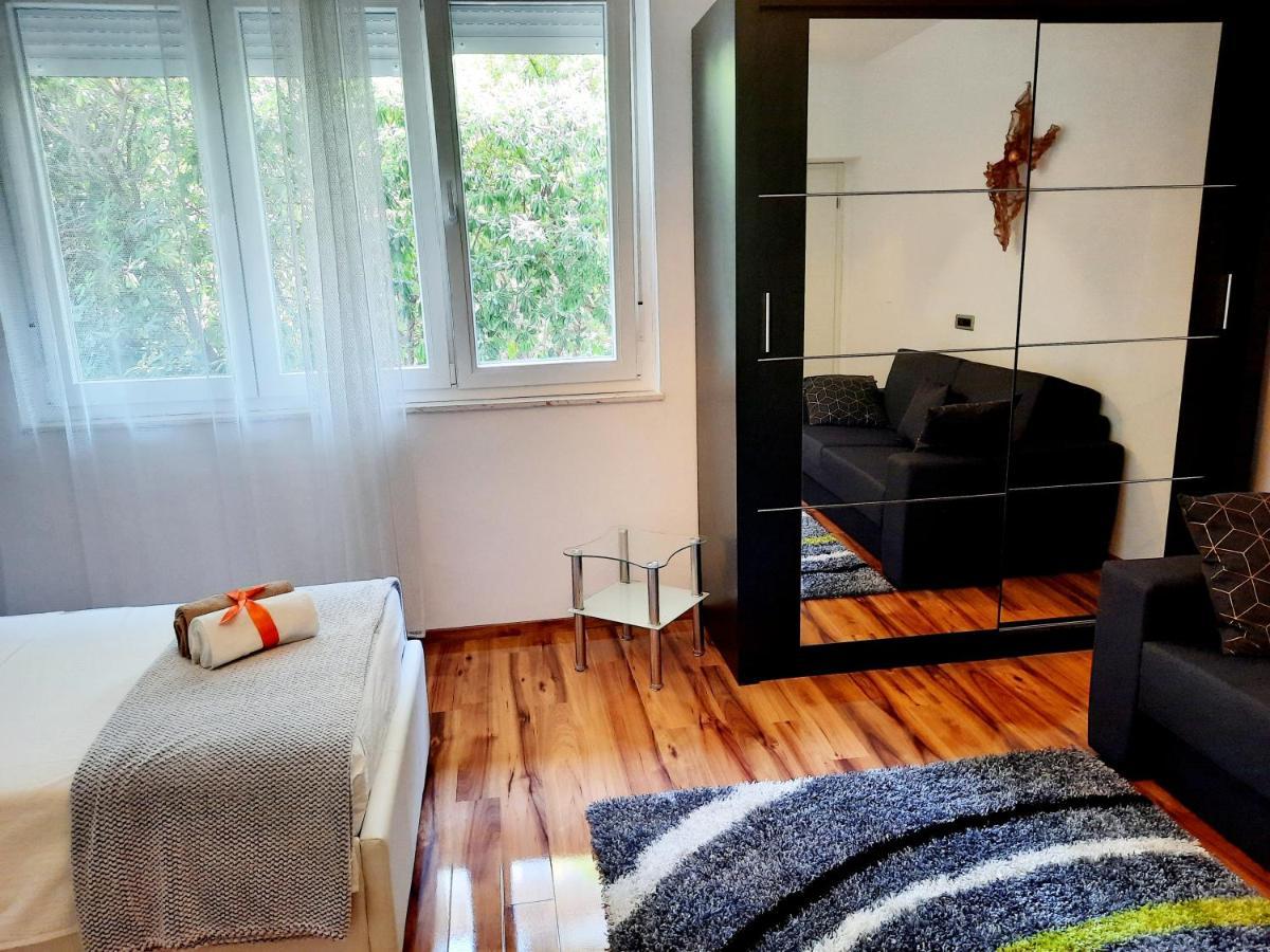 Split Symphony Veranda: Modern, New Apartment 외부 사진