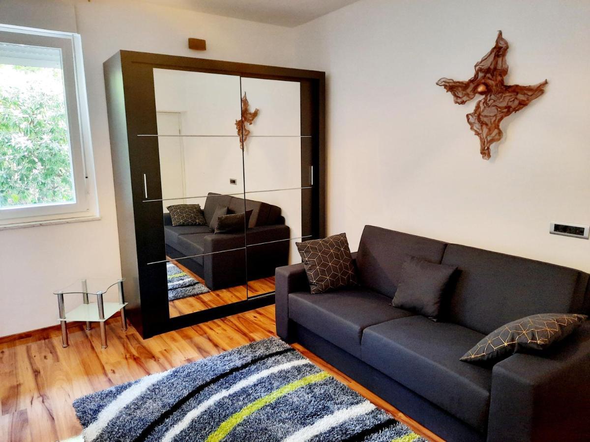 Split Symphony Veranda: Modern, New Apartment 외부 사진