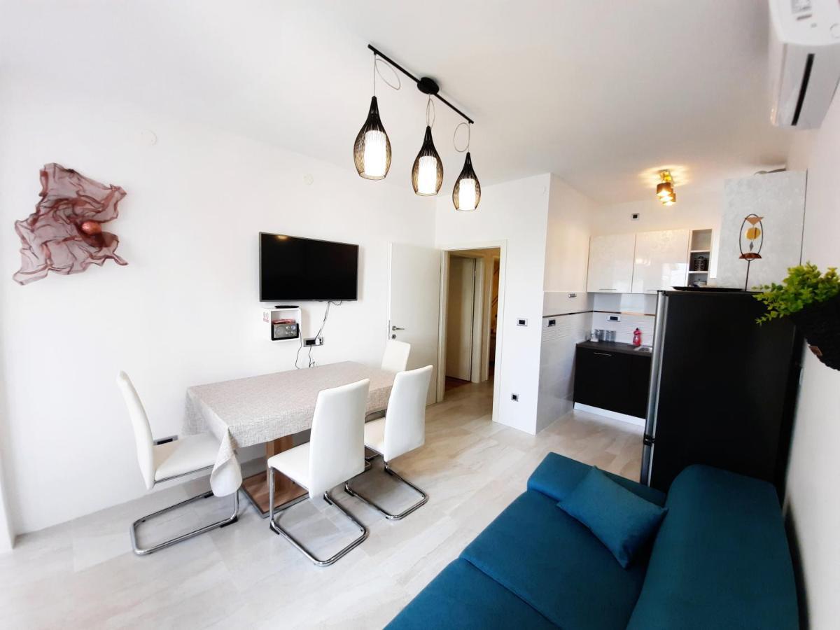 Split Symphony Veranda: Modern, New Apartment 외부 사진
