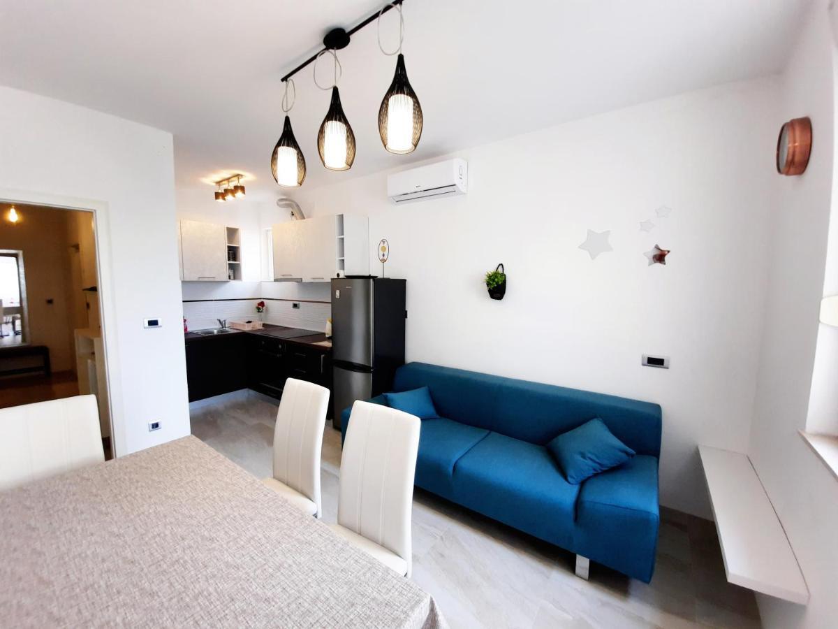 Split Symphony Veranda: Modern, New Apartment 외부 사진