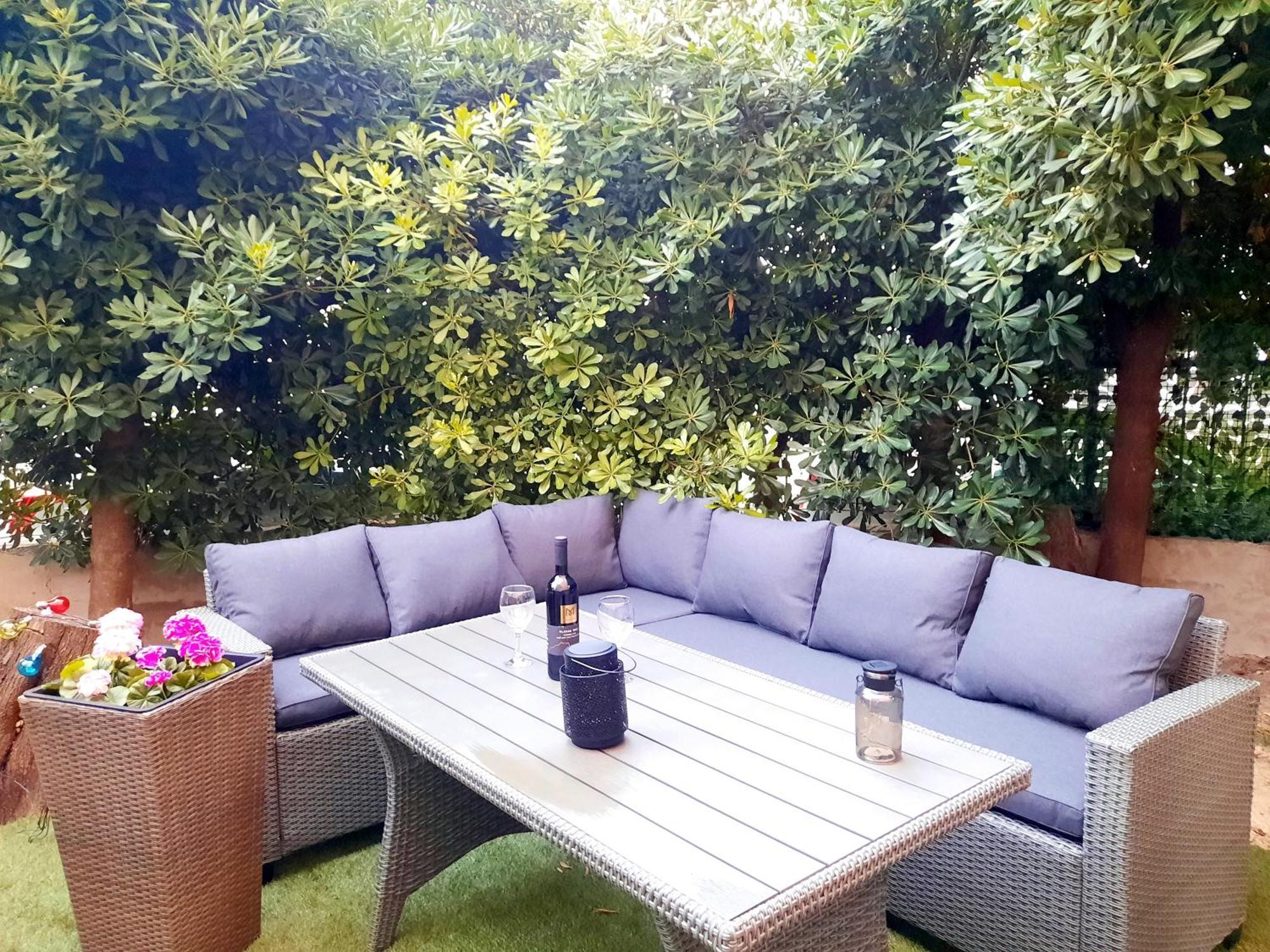 Split Symphony Veranda: Modern, New Apartment 외부 사진