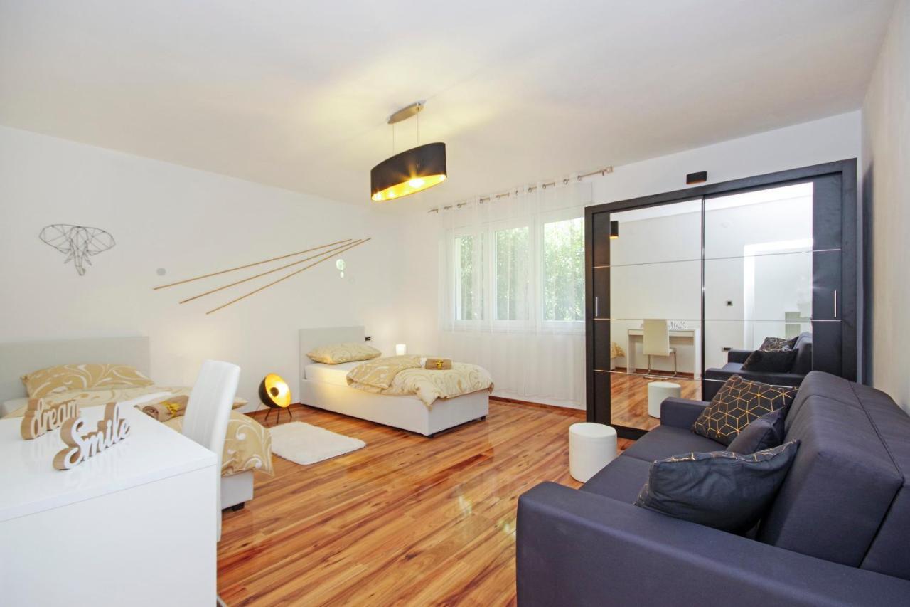 Split Symphony Veranda: Modern, New Apartment 외부 사진