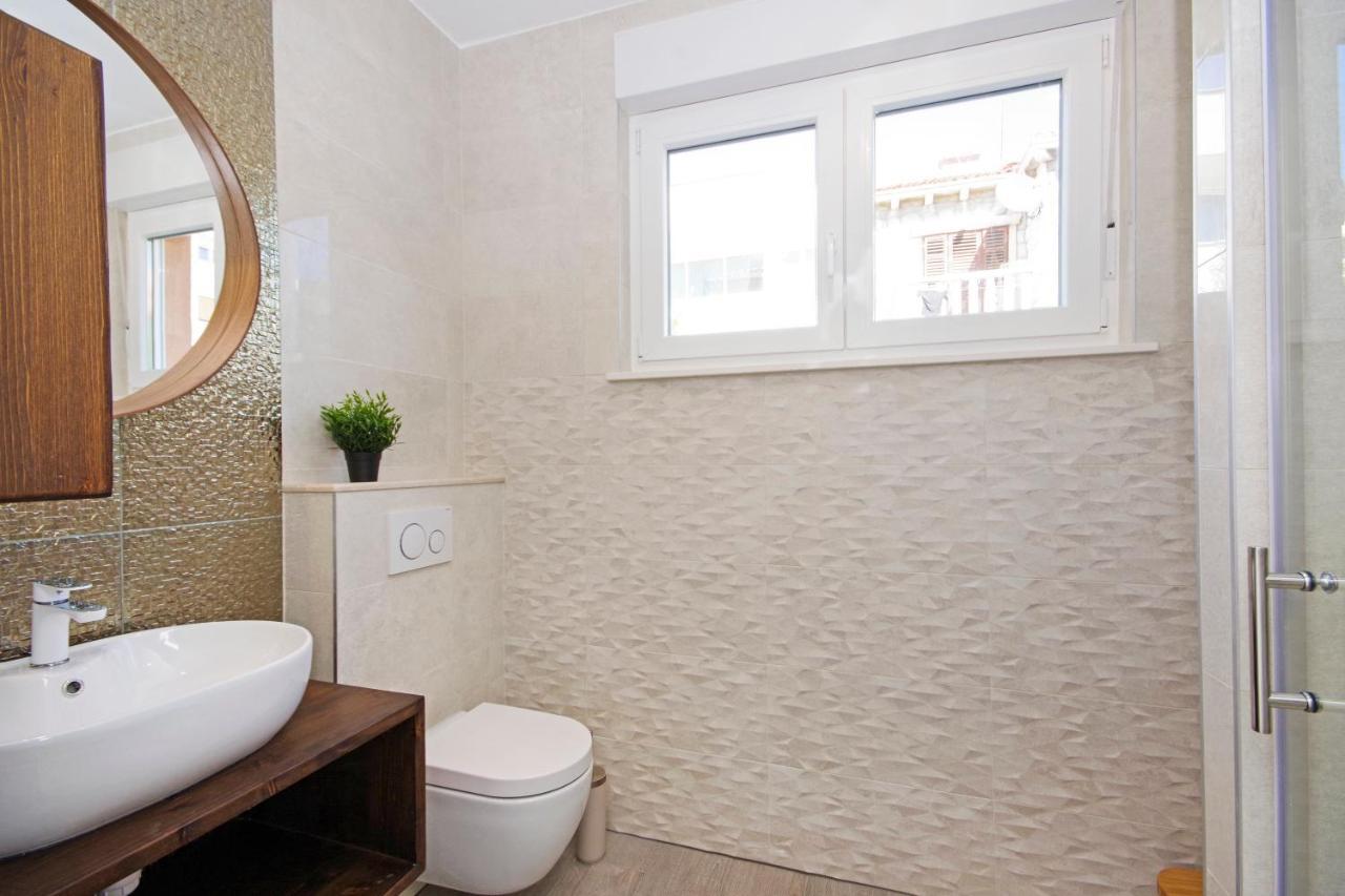 Split Symphony Veranda: Modern, New Apartment 외부 사진