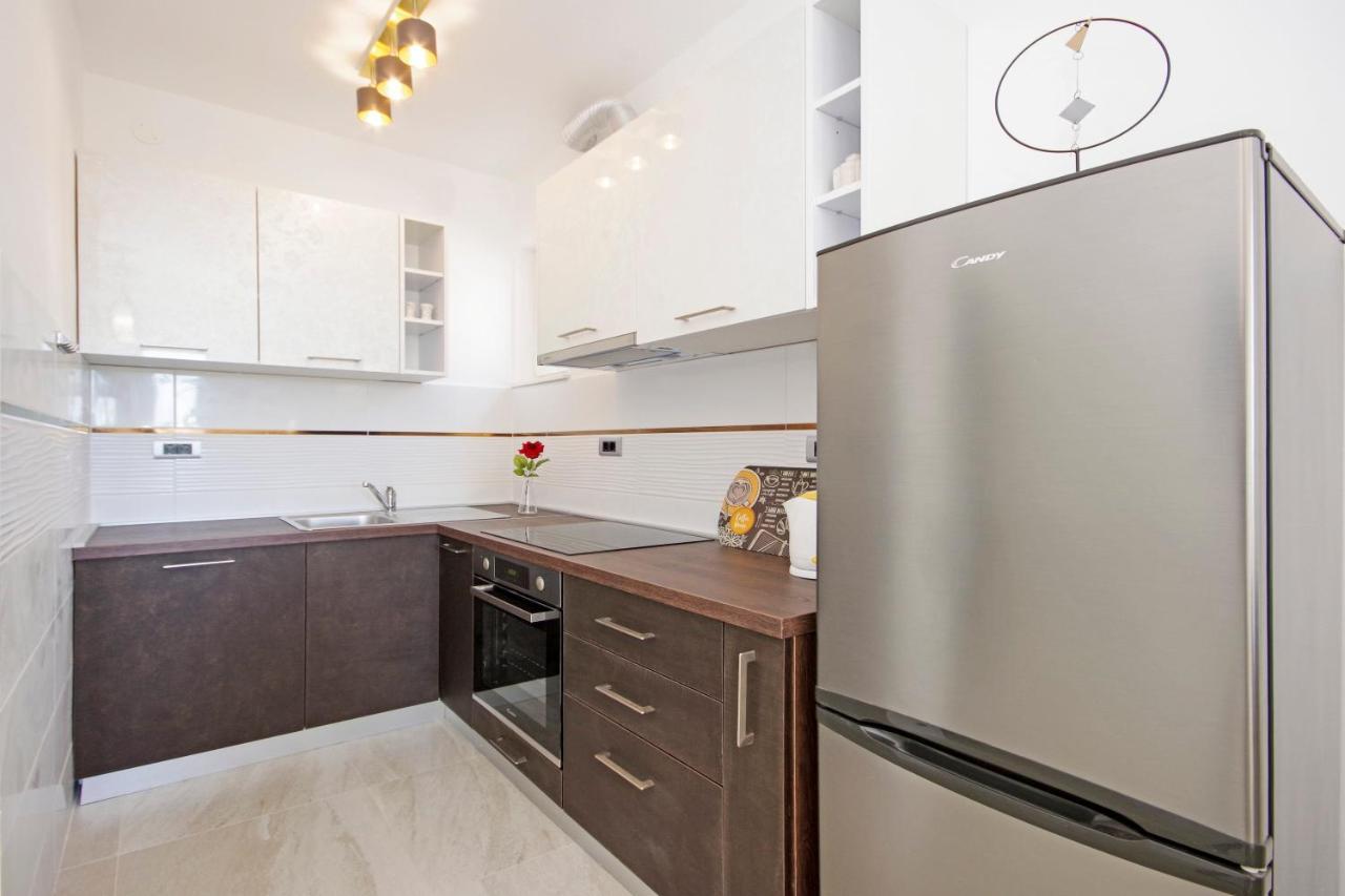 Split Symphony Veranda: Modern, New Apartment 외부 사진