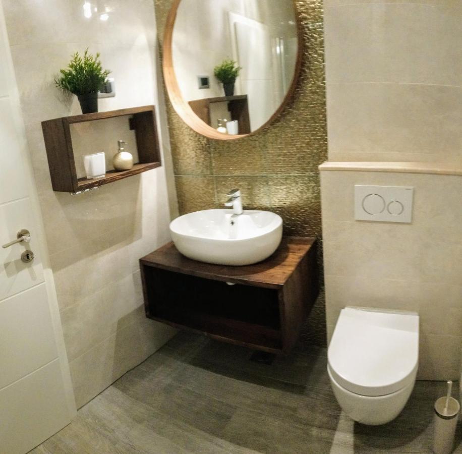 Split Symphony Veranda: Modern, New Apartment 외부 사진