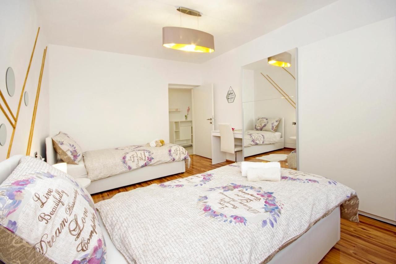 Split Symphony Veranda: Modern, New Apartment 외부 사진