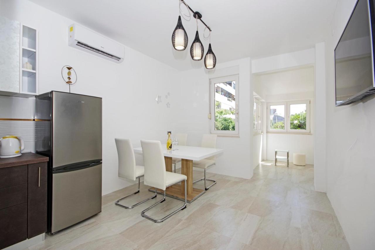 Split Symphony Veranda: Modern, New Apartment 외부 사진