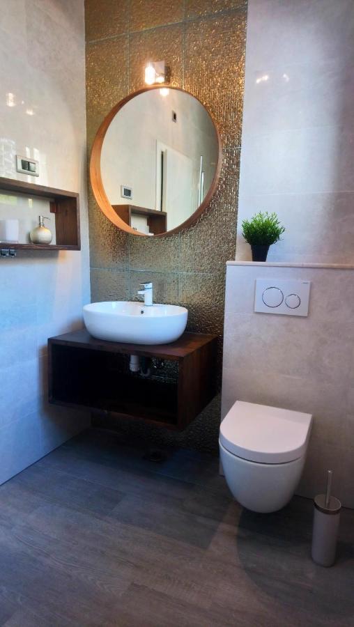Split Symphony Veranda: Modern, New Apartment 외부 사진
