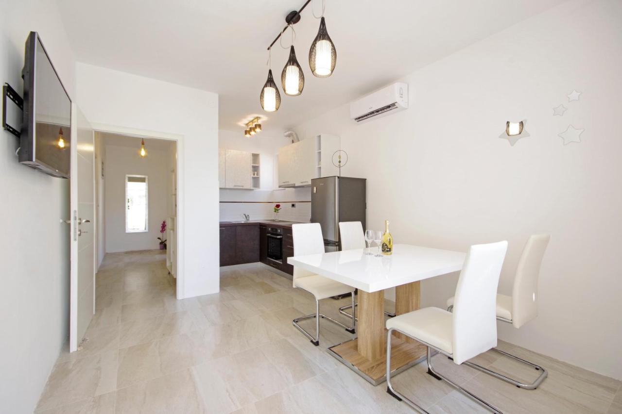 Split Symphony Veranda: Modern, New Apartment 외부 사진
