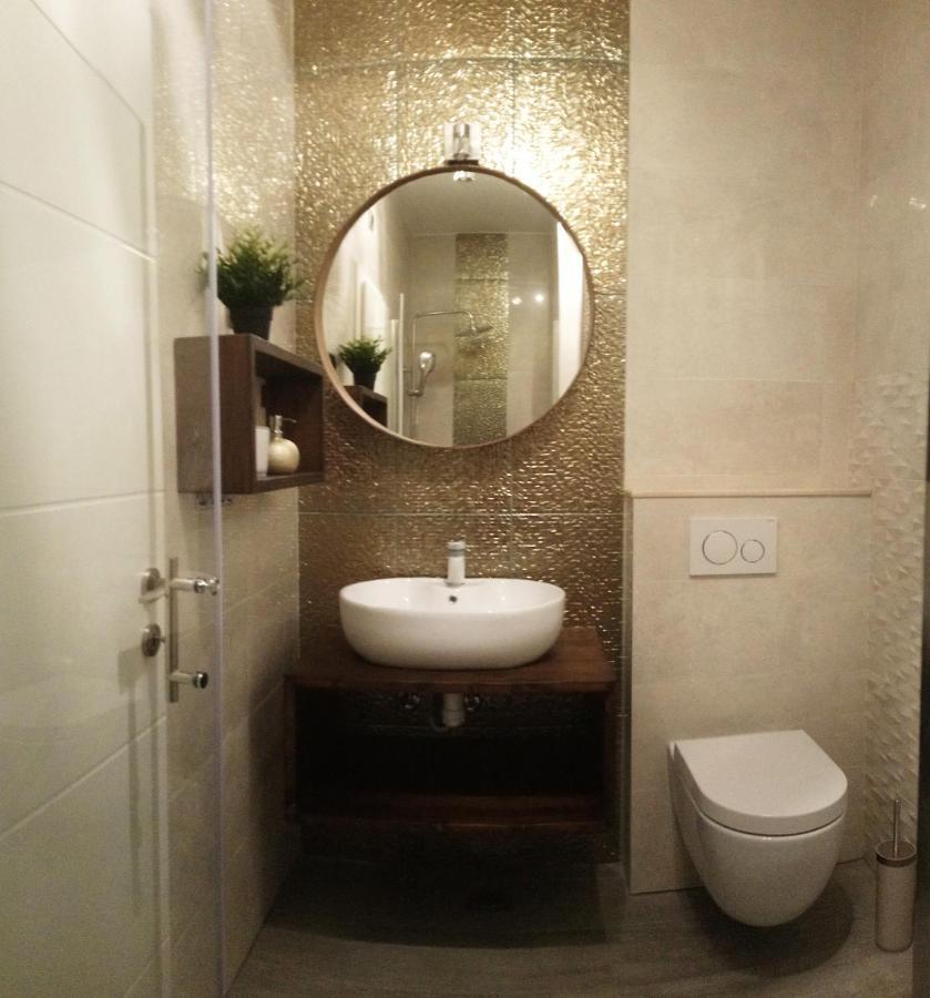 Split Symphony Veranda: Modern, New Apartment 외부 사진