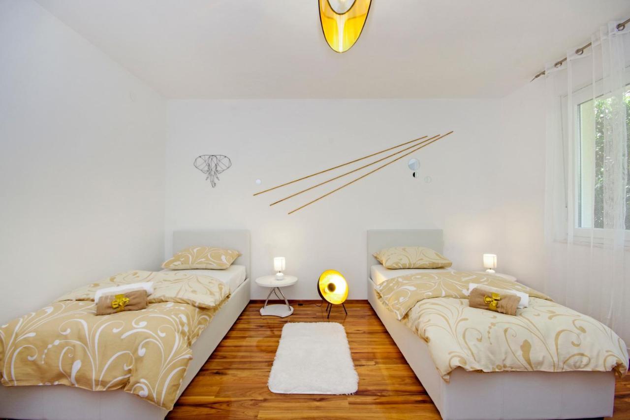 Split Symphony Veranda: Modern, New Apartment 외부 사진