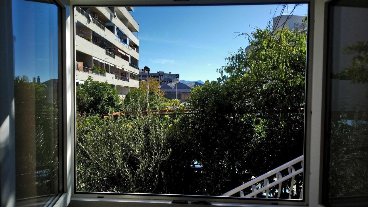 Split Symphony Veranda: Modern, New Apartment 외부 사진