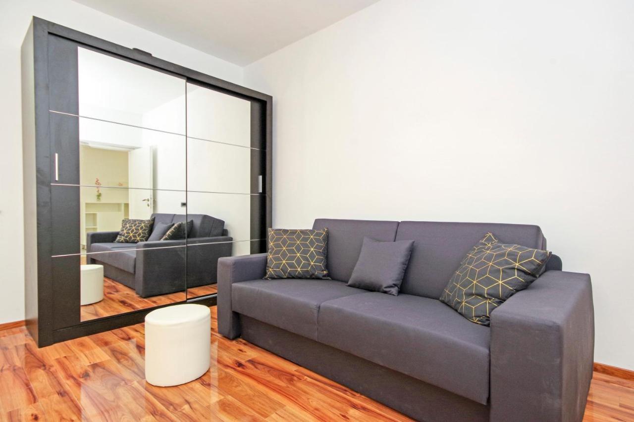 Split Symphony Veranda: Modern, New Apartment 외부 사진
