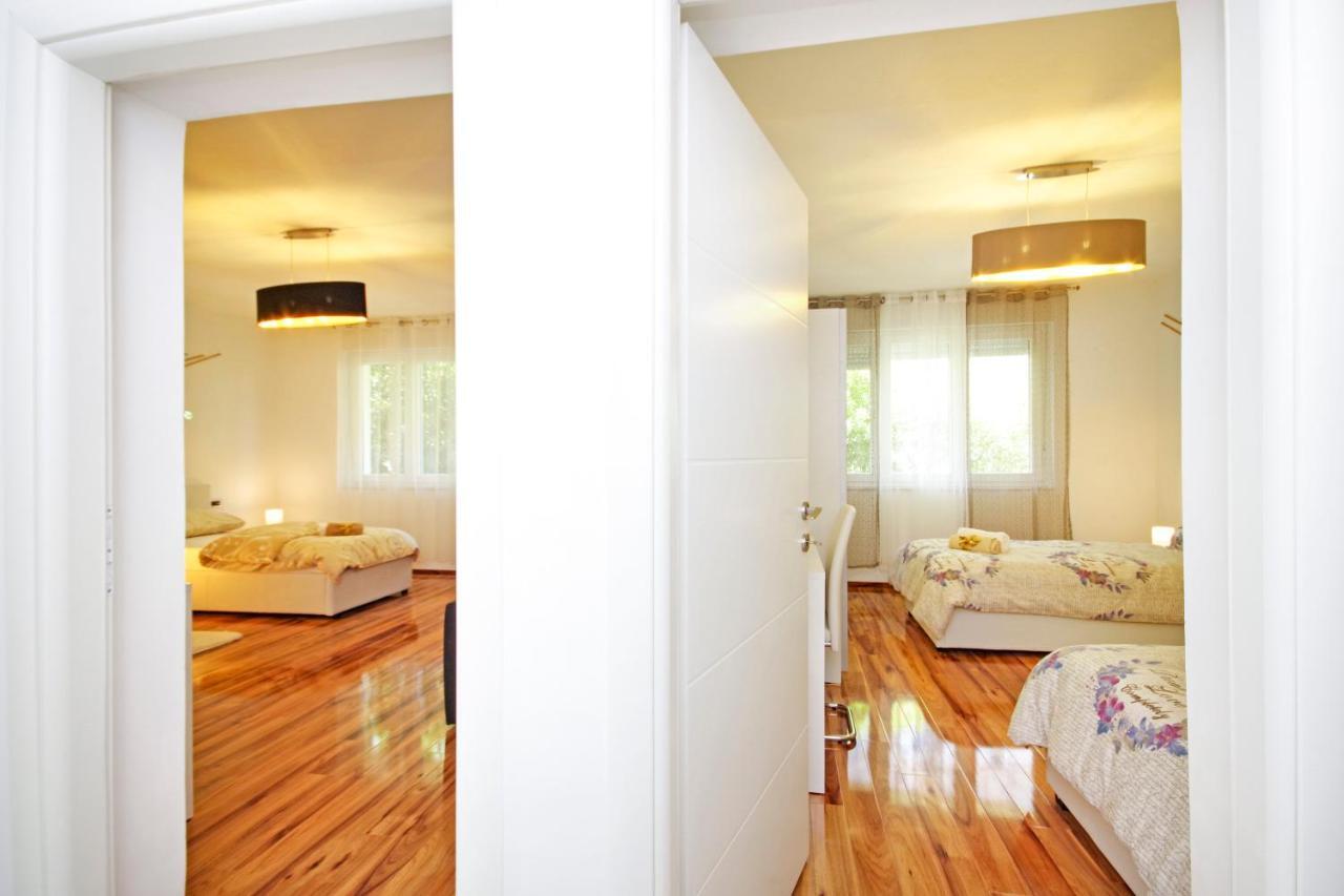Split Symphony Veranda: Modern, New Apartment 외부 사진