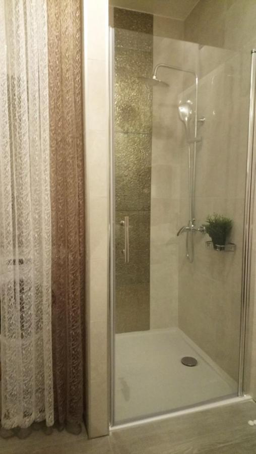 Split Symphony Veranda: Modern, New Apartment 외부 사진